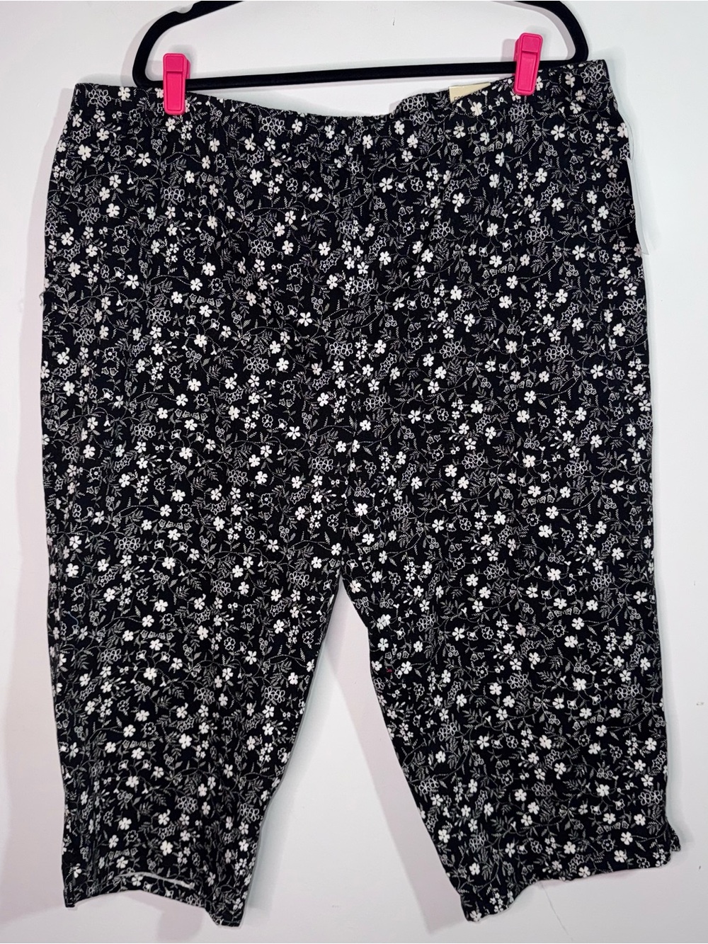 Essentials by Maggie 26/28W Black White Floral Capri Pants Plus Size NWT
